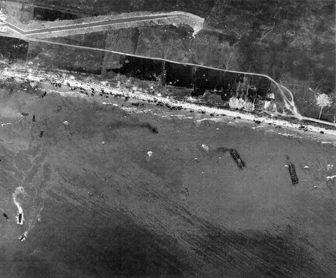 Varias tropas desembarcando en el Día-D en la playa Omaha, en Francia, el pasado 6 de junio del 1944. Esta imagen se tomó desde un avión Mustang del segundo escuadrón.