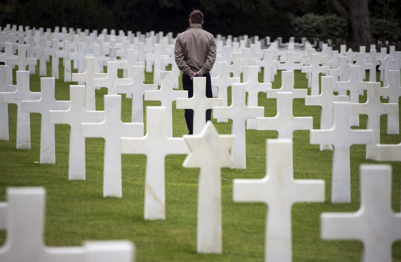 Un hombre camina entre las tumbas del cementerio estadounidense próximo a Colleville-Sur-Mer.