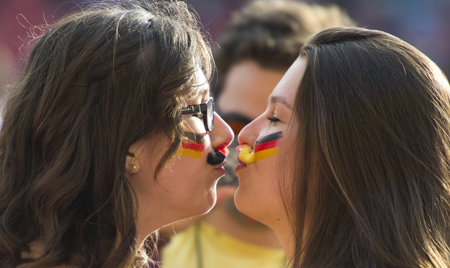 Duelo de las aficionadas en el Mundial de Brasil (1)