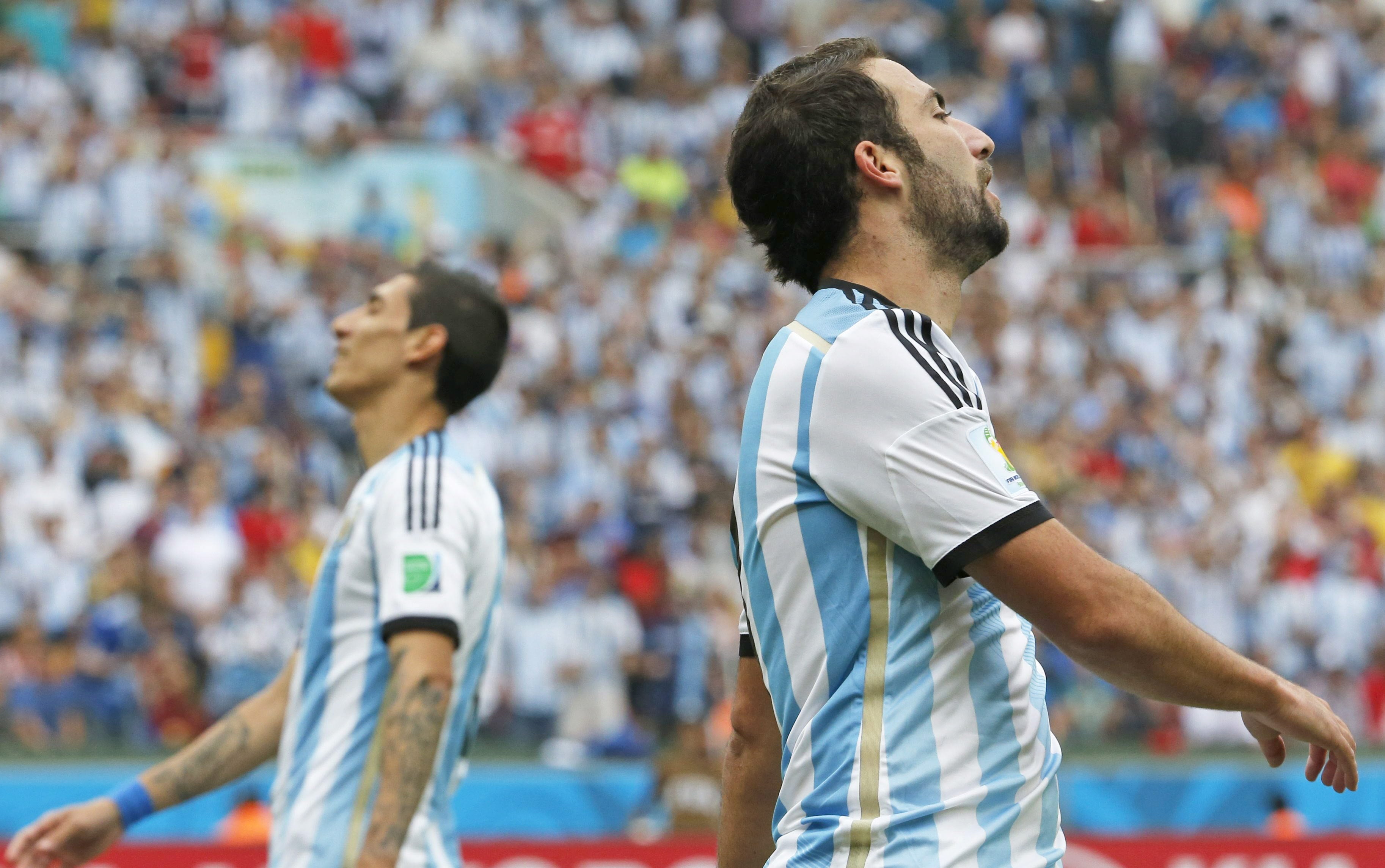 Di María e Higuaín se lamentan durante un momento del partido.