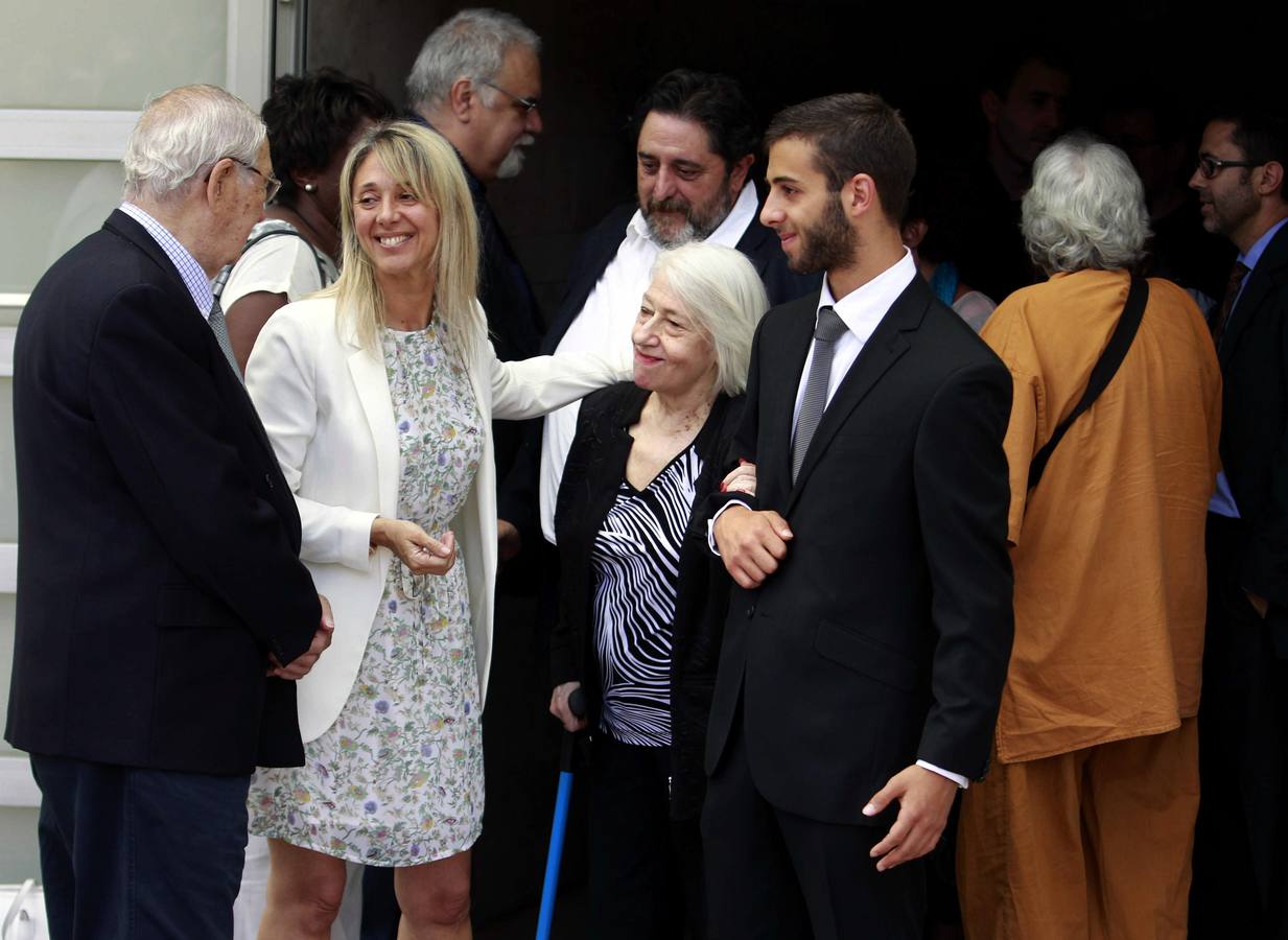 Maria Pilar Matute, (c) hermana la escritora Ana María Matute, a la salida del funeral.