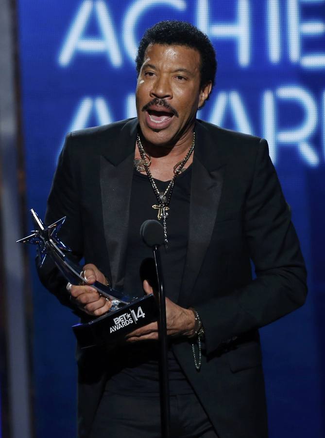 Lionel Richie recoge el galardón al conjunto de su carrera.