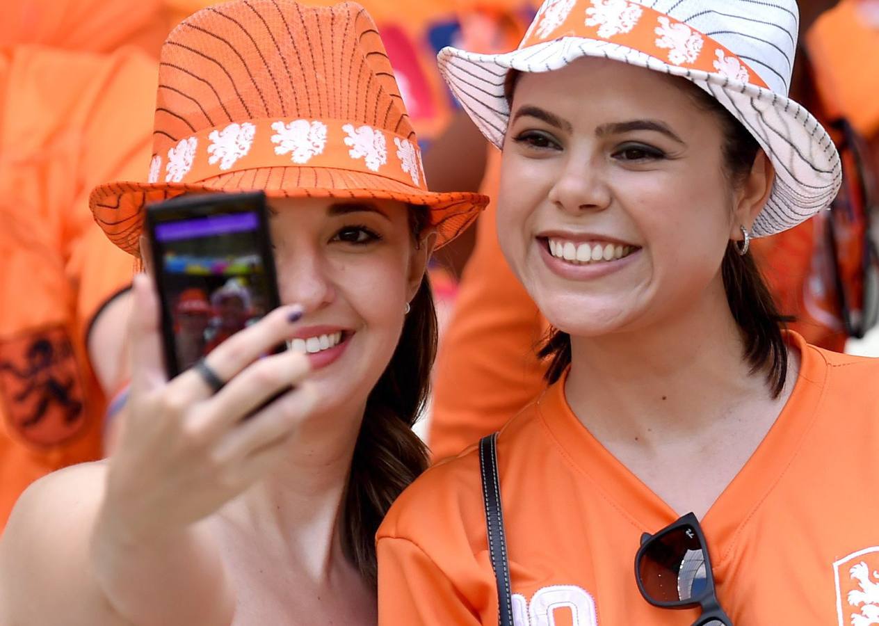 Duelo de aficionadas en el Mundial de Brasil (2)