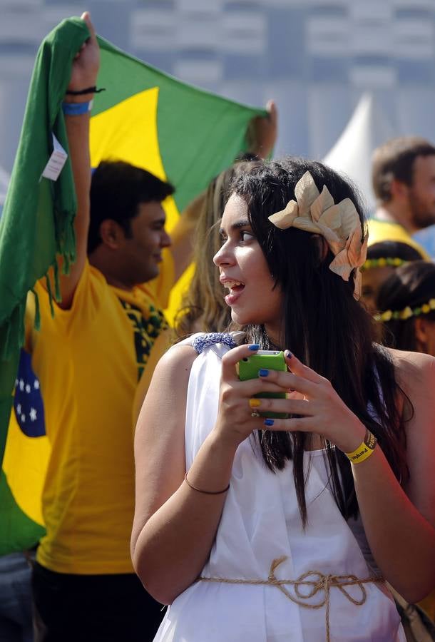 Duelo de aficionadas en el Mundial de Brasil (2)