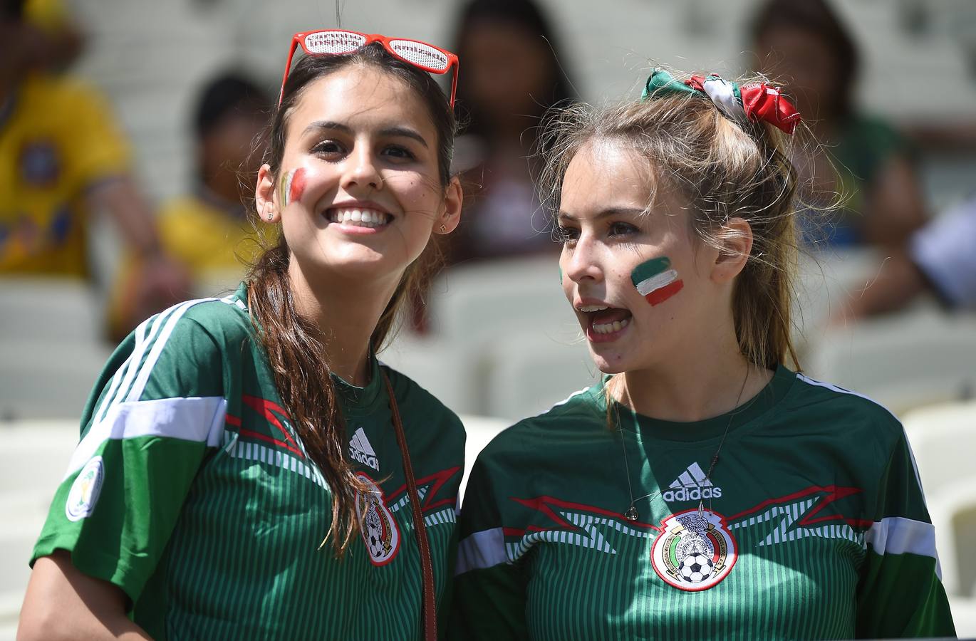 Duelo de aficionadas en el Mundial de Brasil (2)