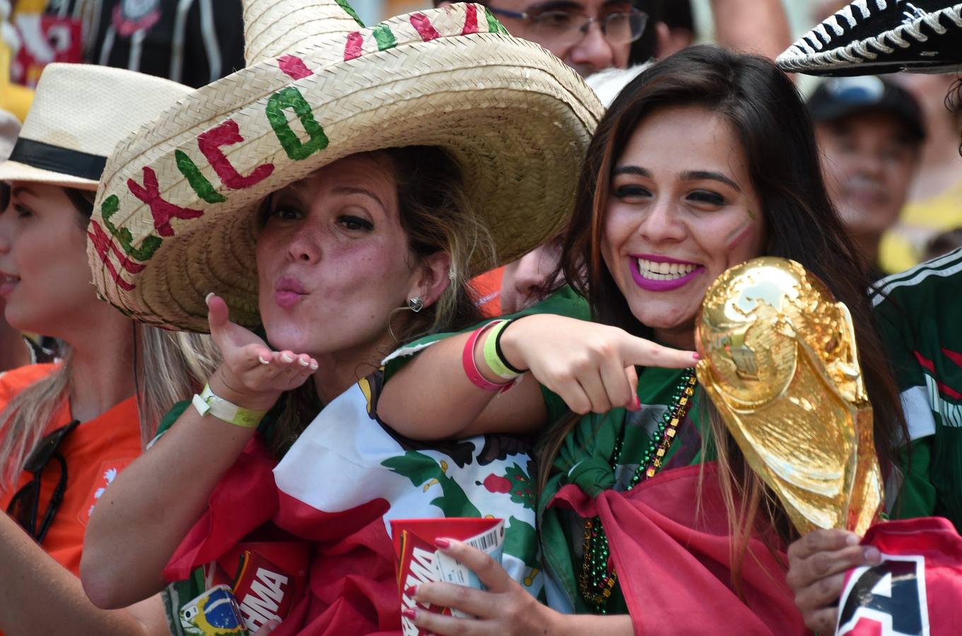 Duelo de aficionadas en el Mundial de Brasil (2)