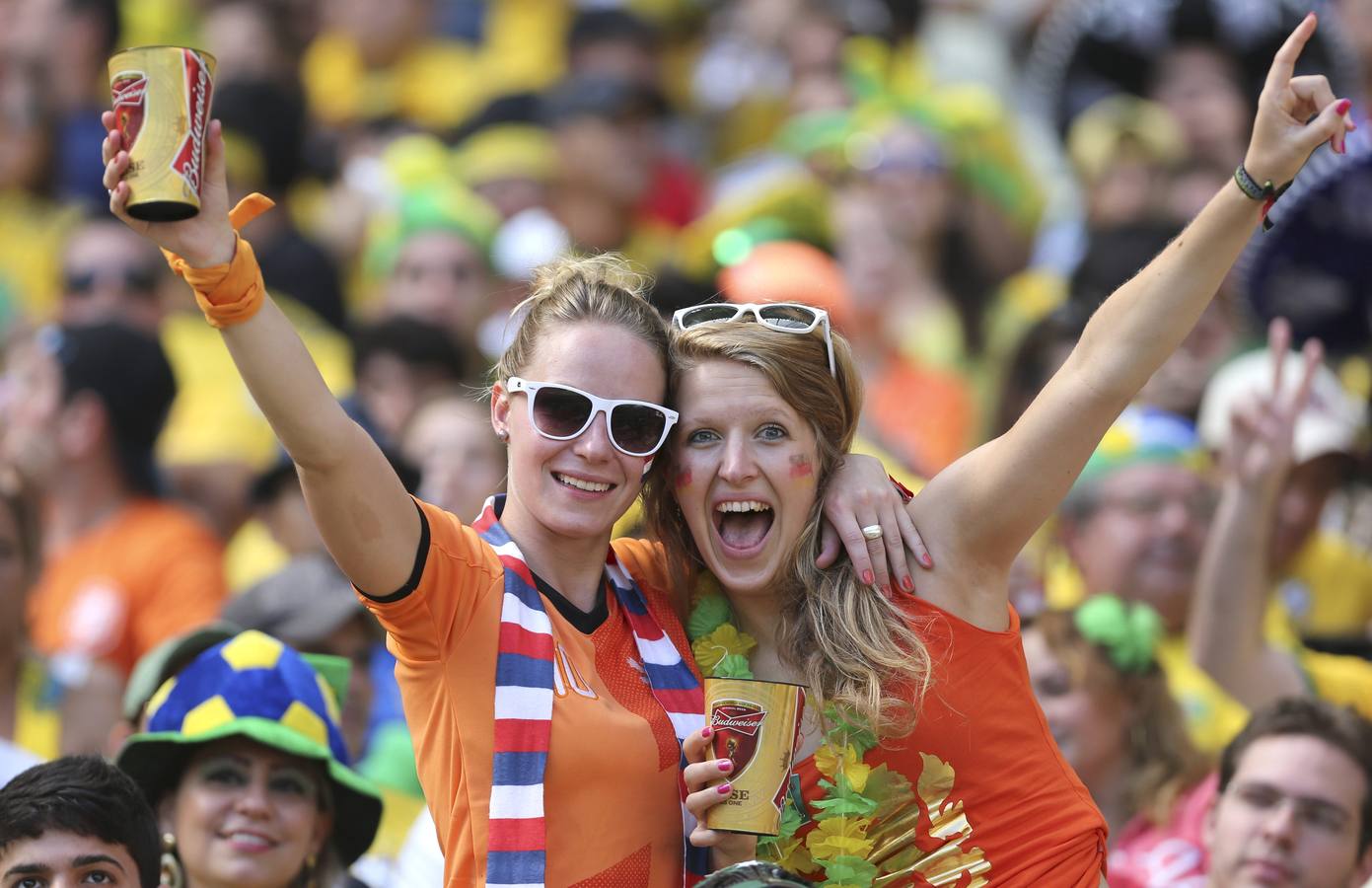 Duelo de aficionadas en el Mundial de Brasil (3)