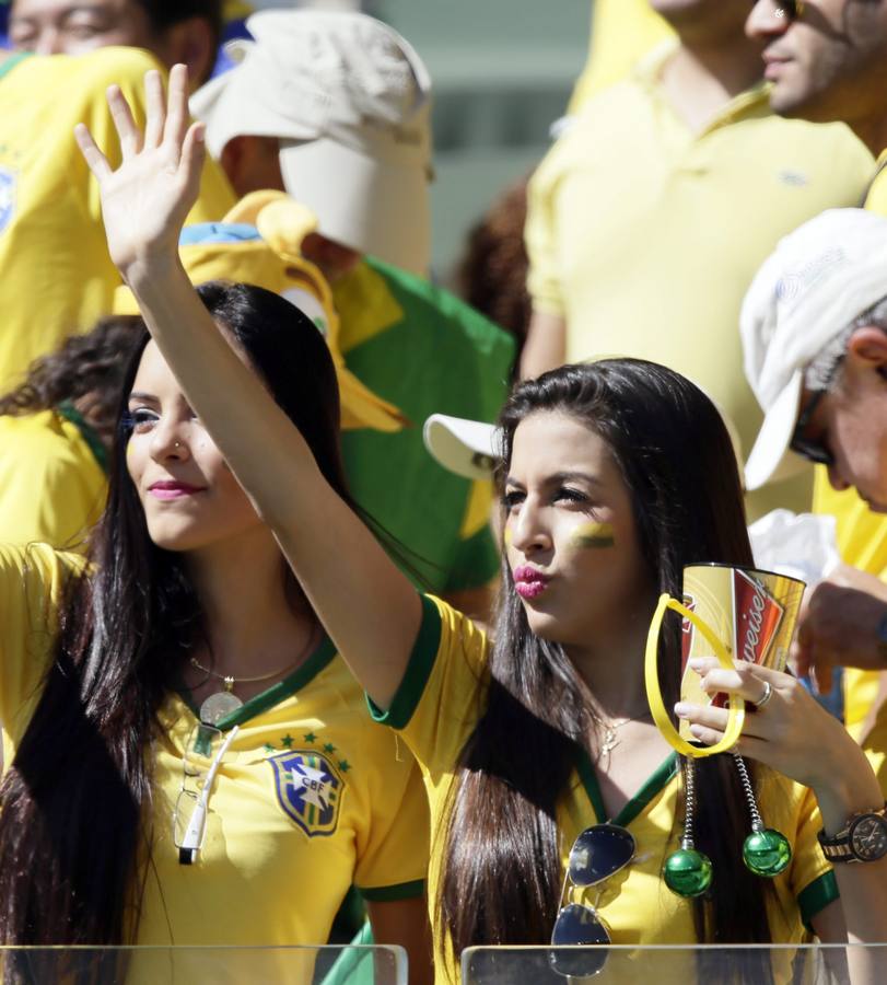 Duelo de aficionadas en el Mundial de Brasil (3)