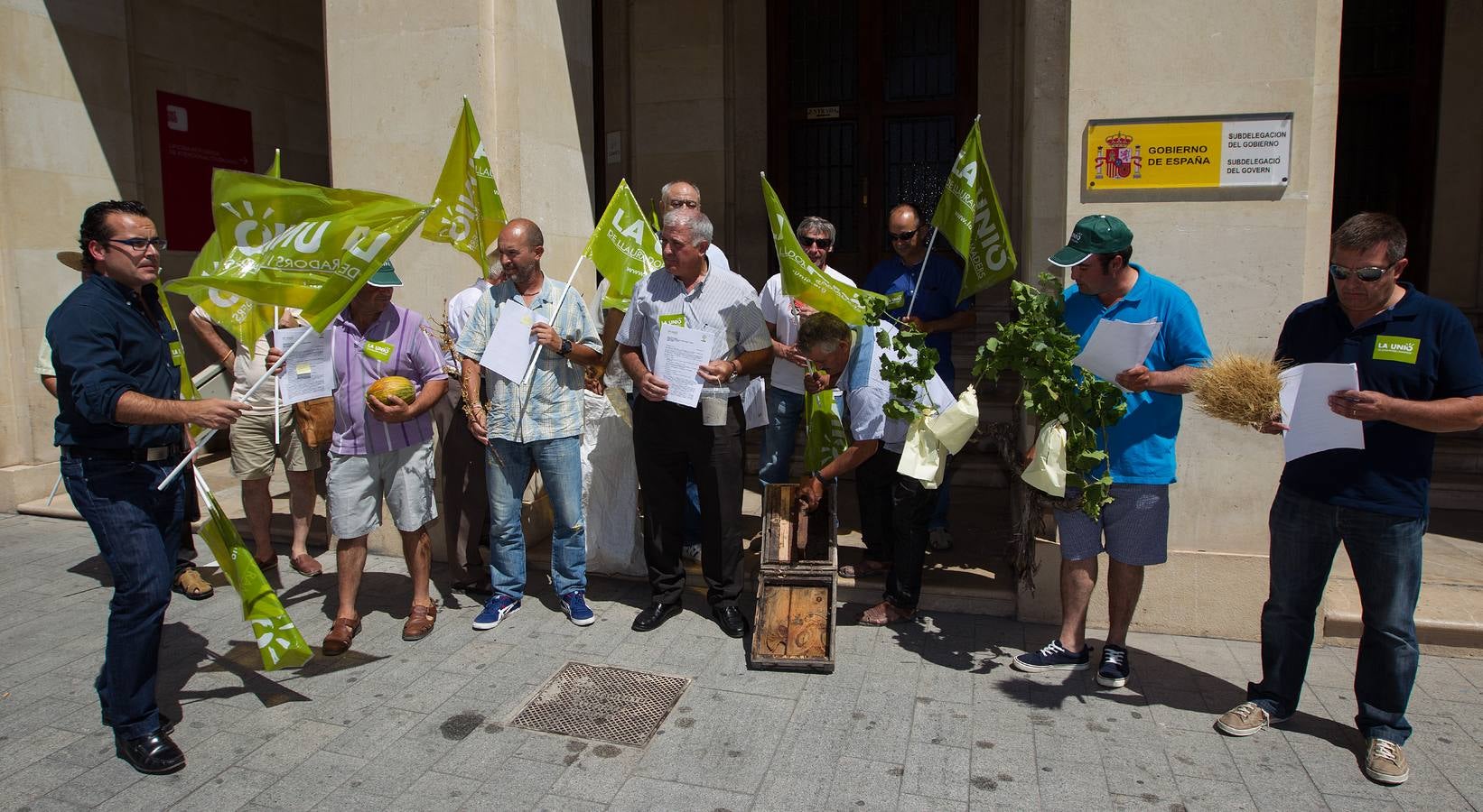 Agricultores de la Unió de Llauradors protestan en la Subdelegación del Gobierno