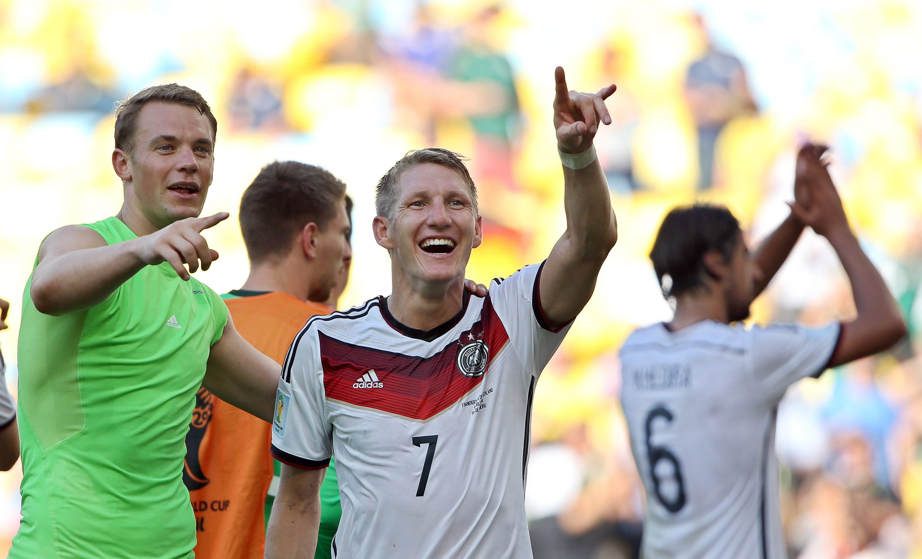 Neuer y Schweinsteiger celebran la victoria de Alemania.