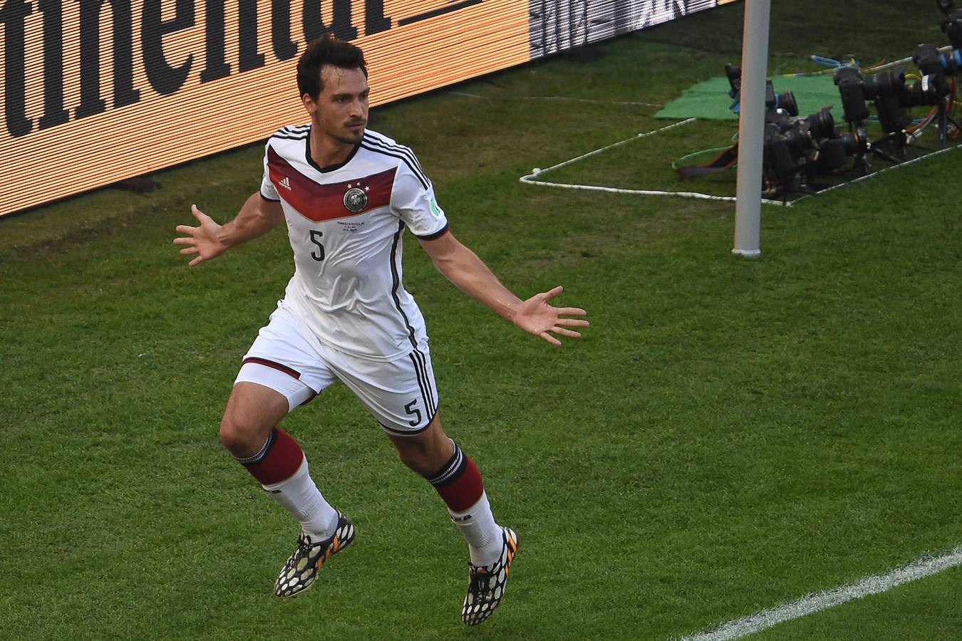 Hummels celebra su gol.