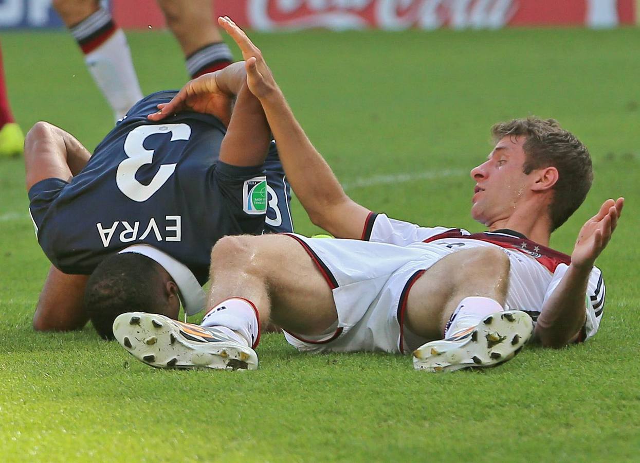 Evra y Müller, tendidos en el suelo.