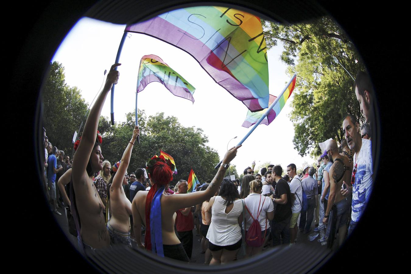 Miles de personas participan en el Desfile del Orgullo Gay.