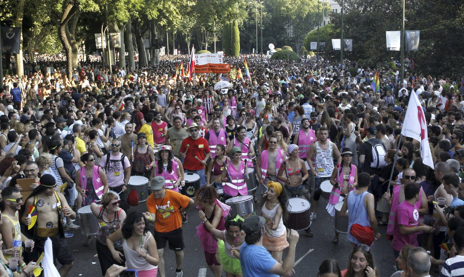 Miles de personas participan en el Desfile del Orgullo Gay.