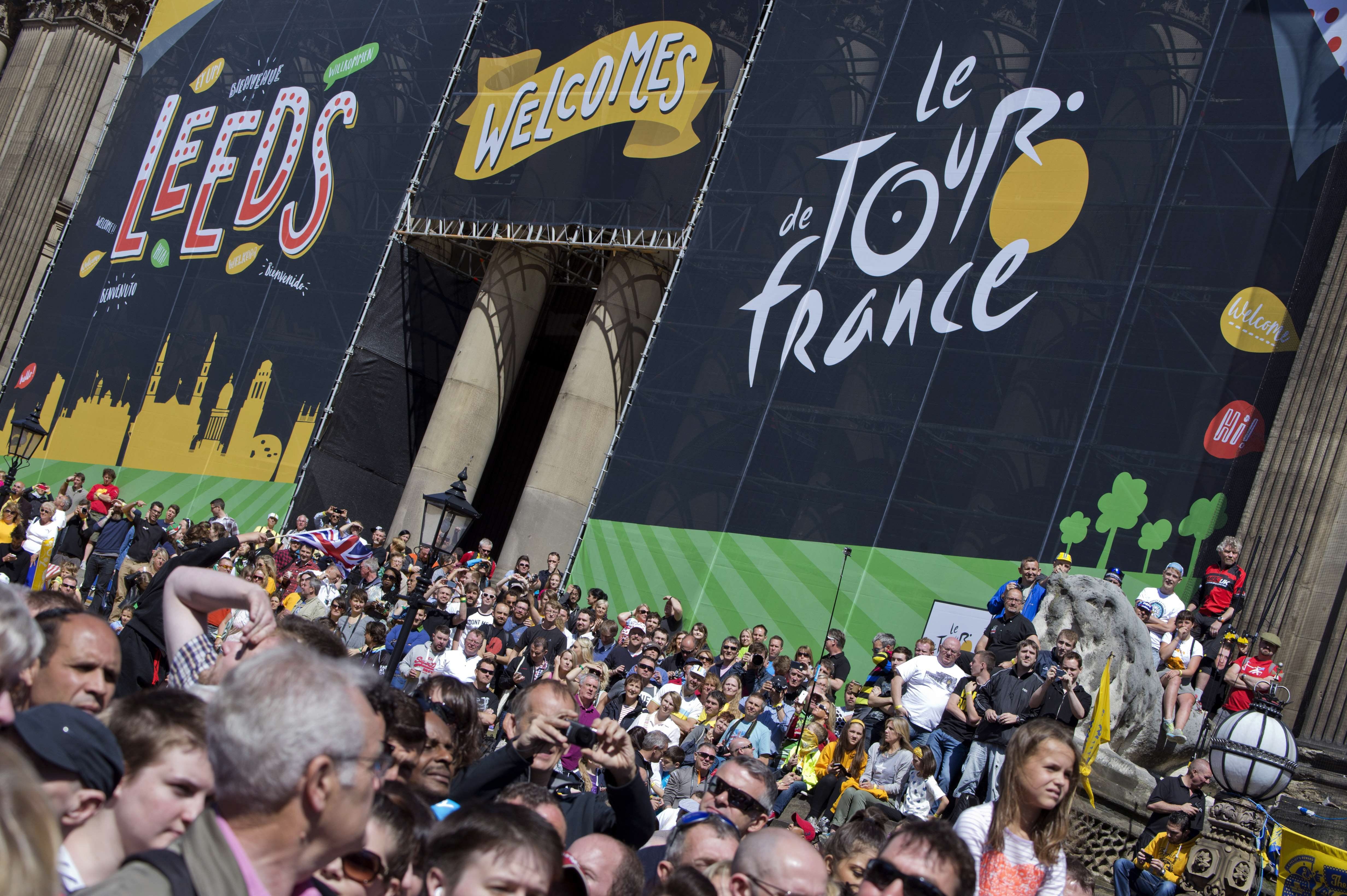 Numerosos aficionados acuden a la salida de la primera etapa del Tour de Francia en Leeds.