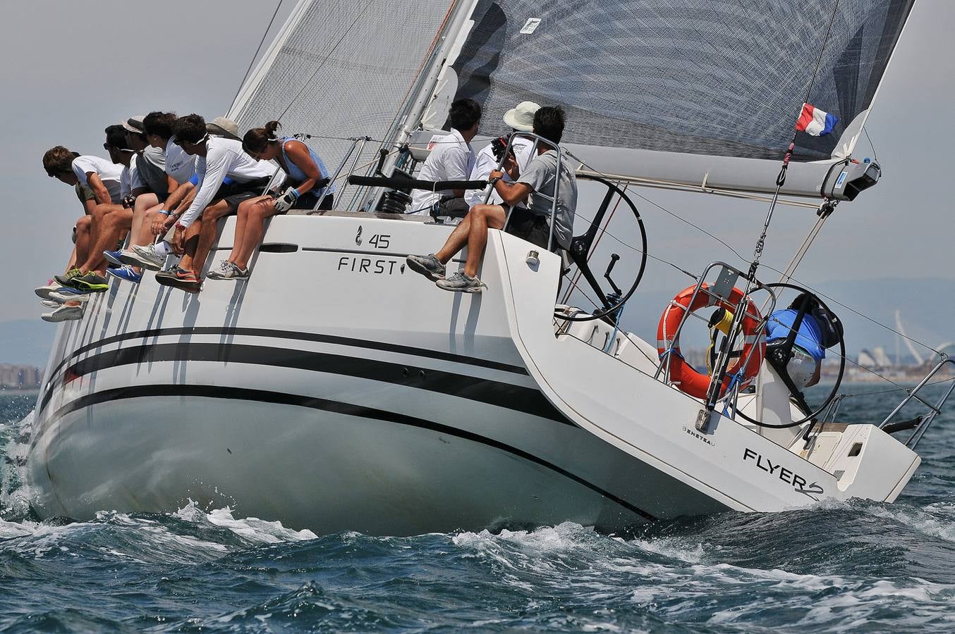 Doña Sofía entrega en Valencia los premios del Trofeo SM La Reina de vela