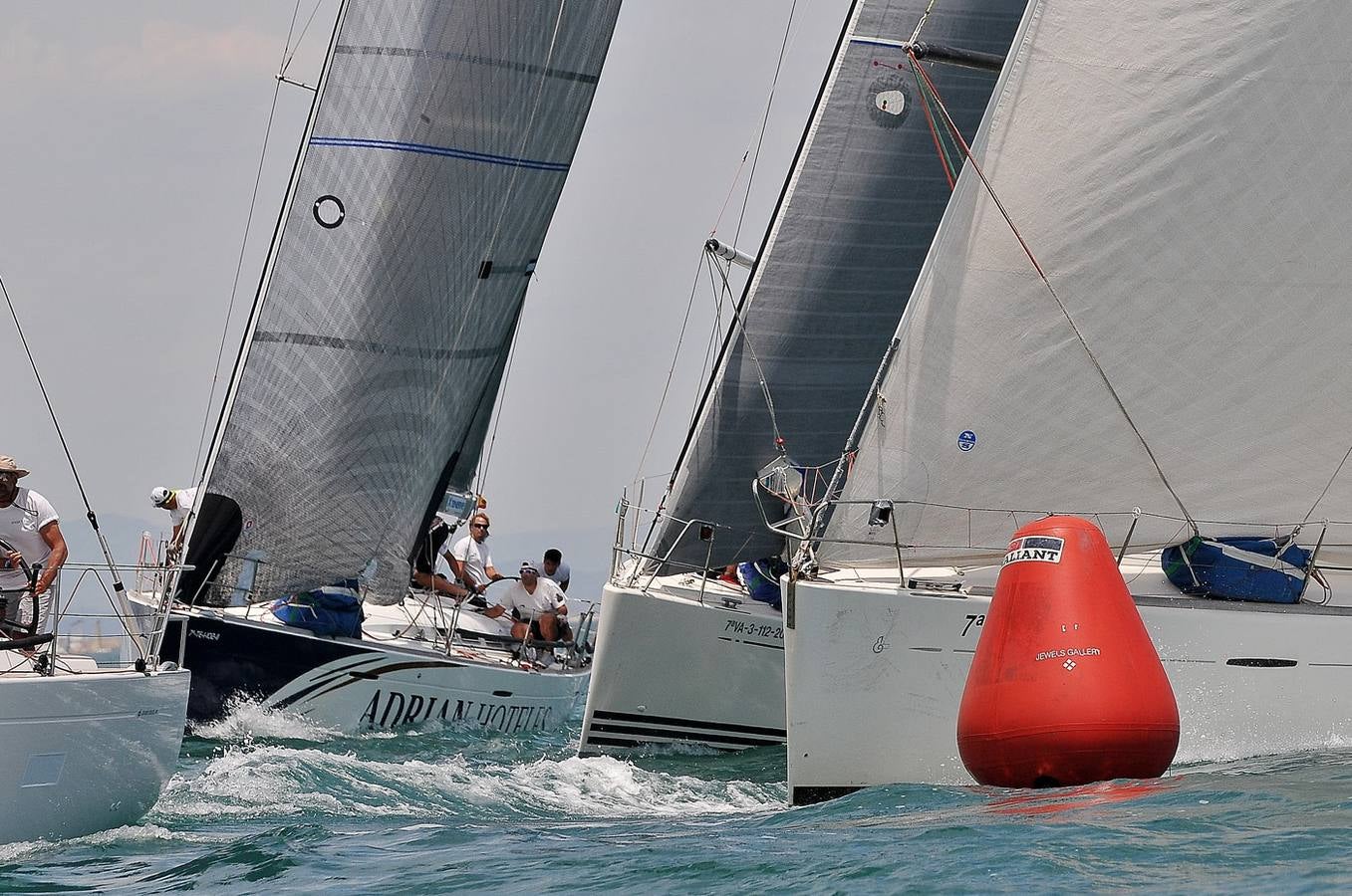 Doña Sofía entrega en Valencia los premios del Trofeo SM La Reina de vela