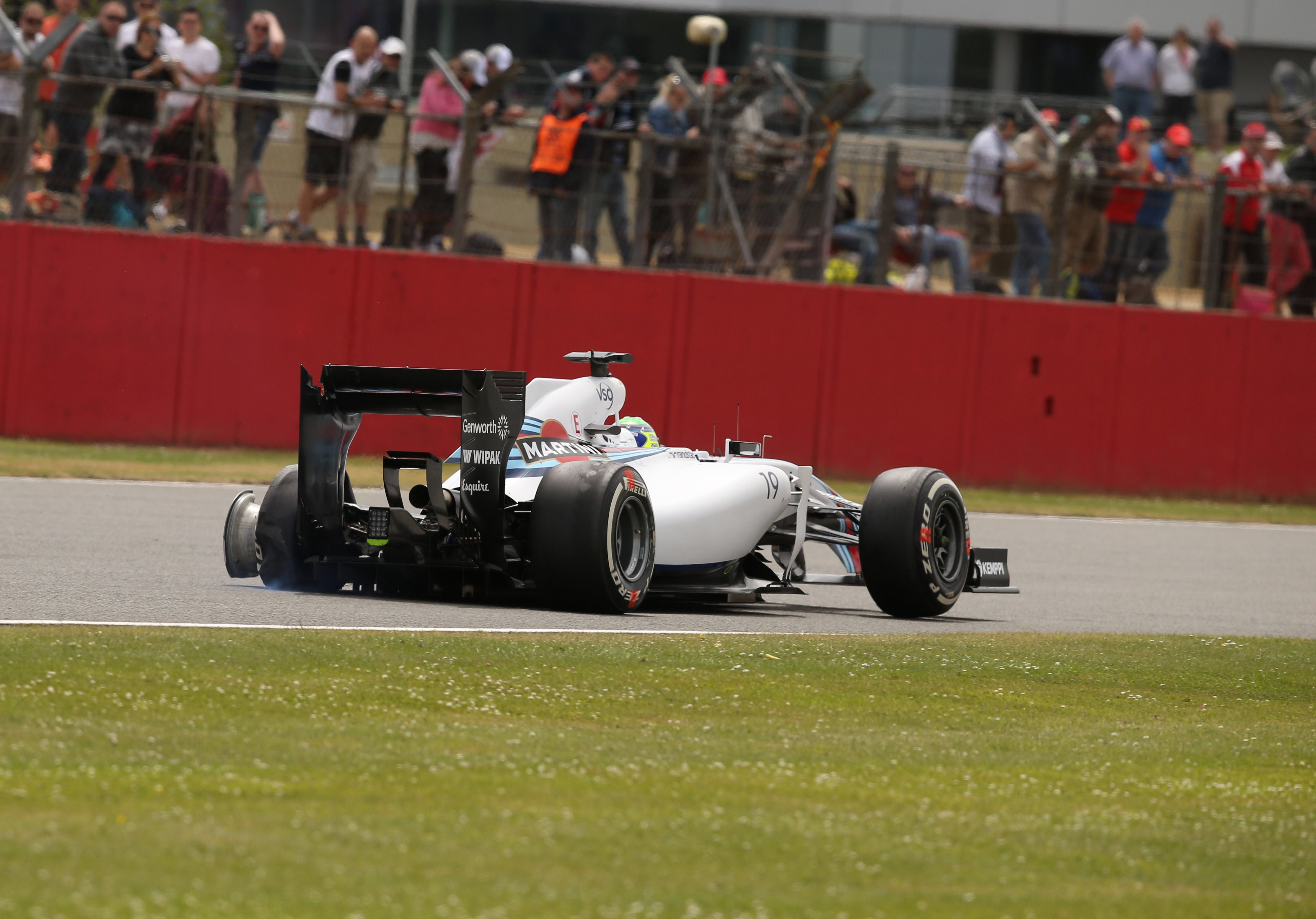 El Williams del brasileño Felipe Massa al sufrir el reventón de la rueda trasera izquierda.