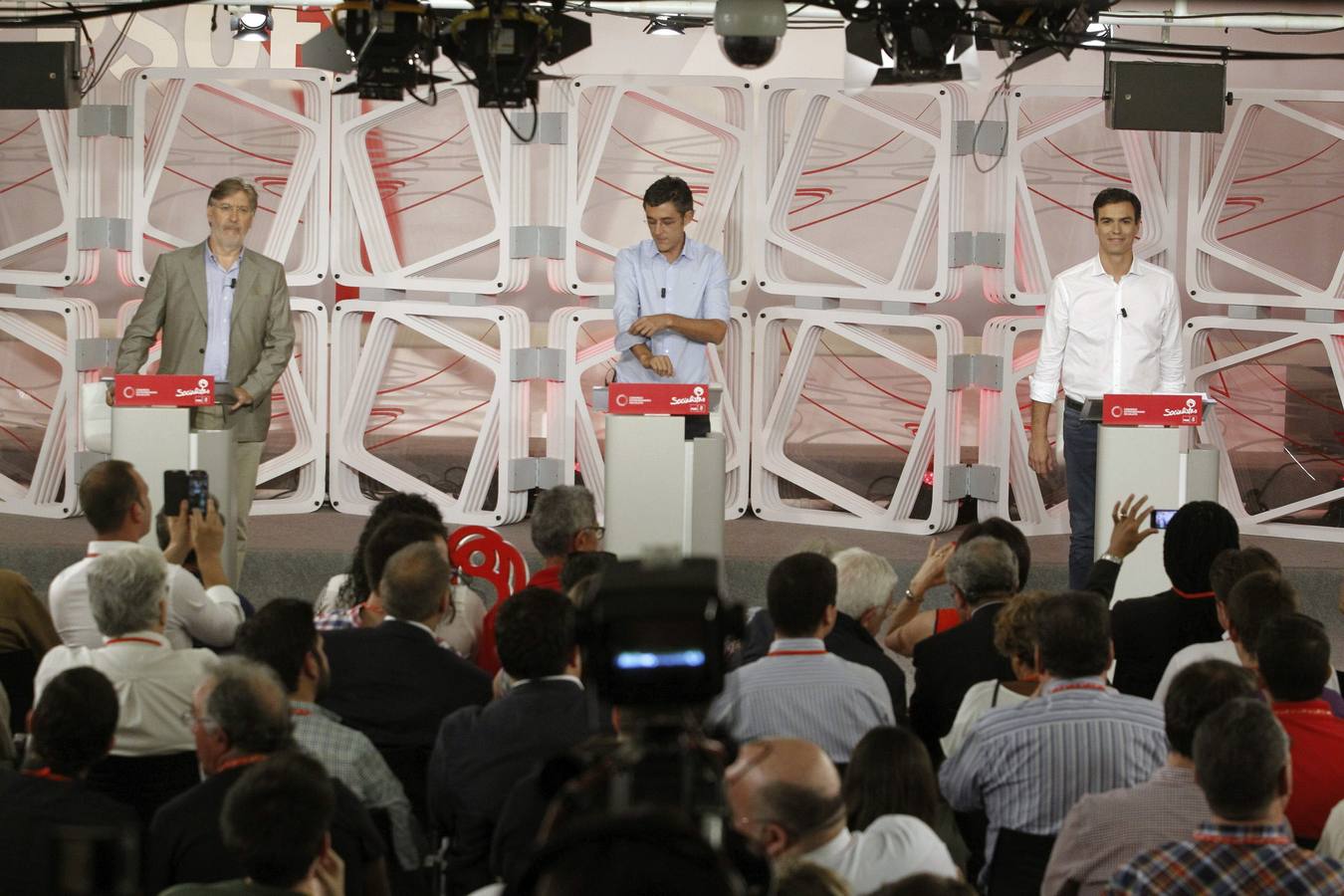 Los tres candidatos, en el debate. Pedro Sánchez, Eduardo Madina y Antonio Pérez Tapias, poco antes del inico del debate.