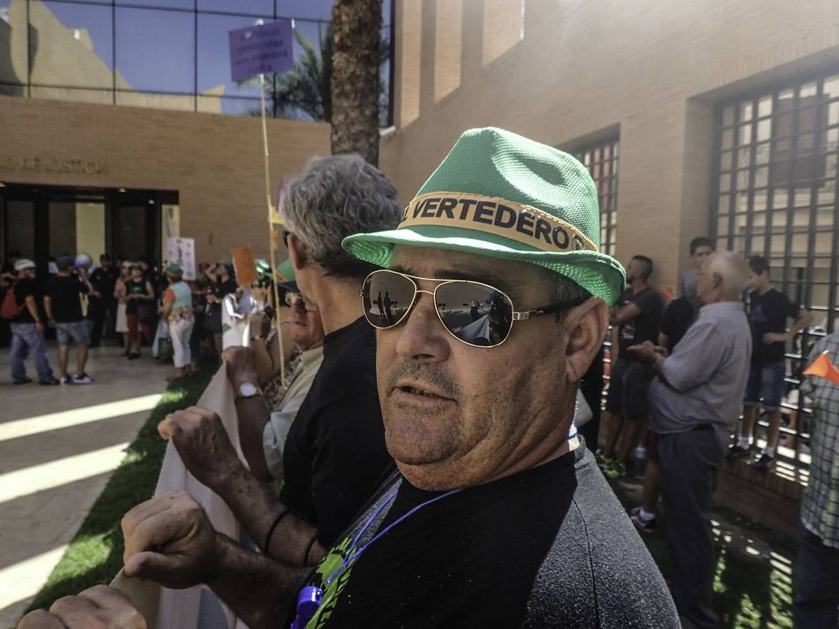 Cerca de 200 personas exigen que las plataformas se personen en el Brugal