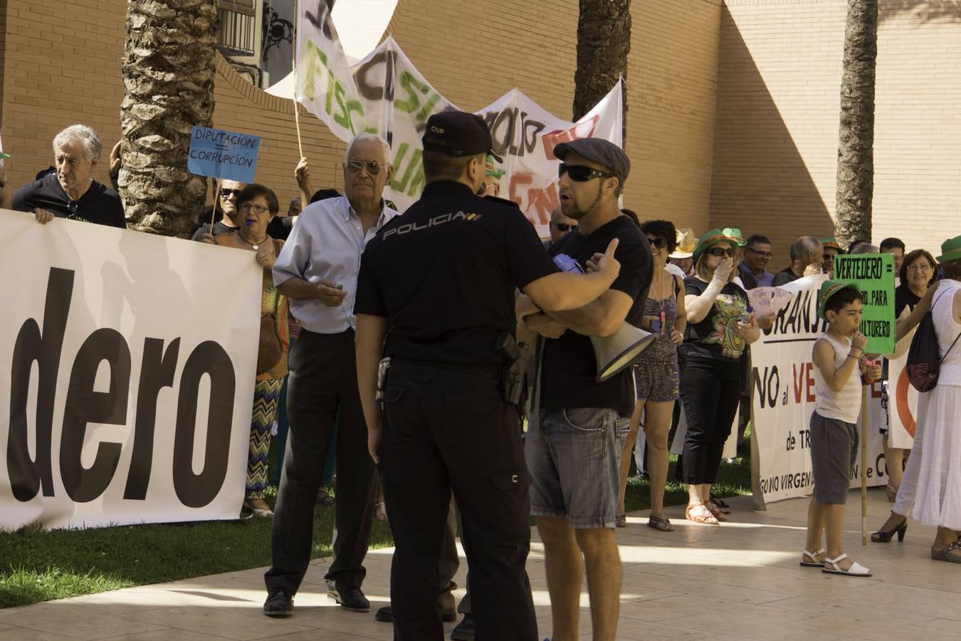 Cerca de 200 personas exigen que las plataformas se personen en el Brugal