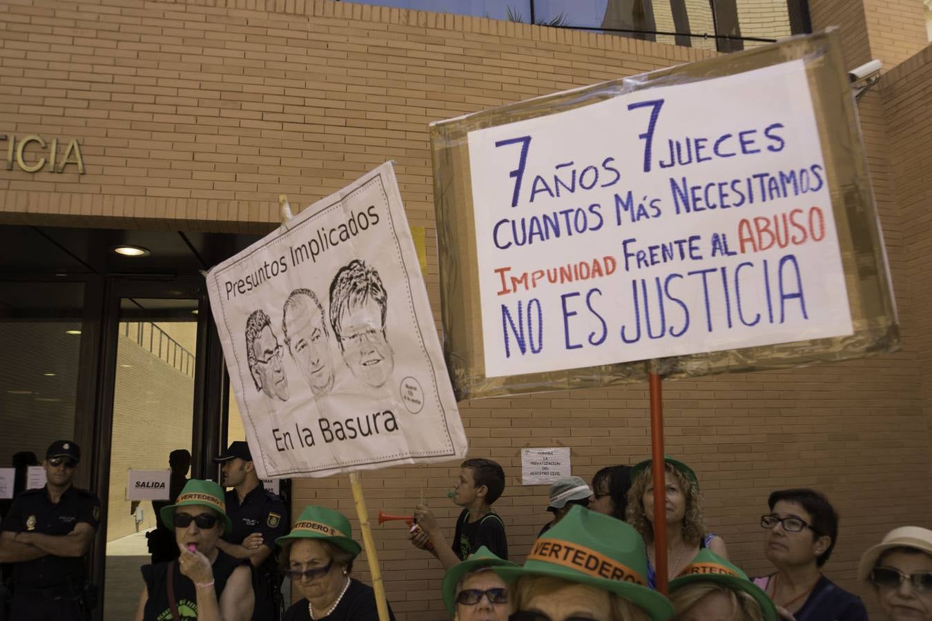 Cerca de 200 personas exigen que las plataformas se personen en el Brugal