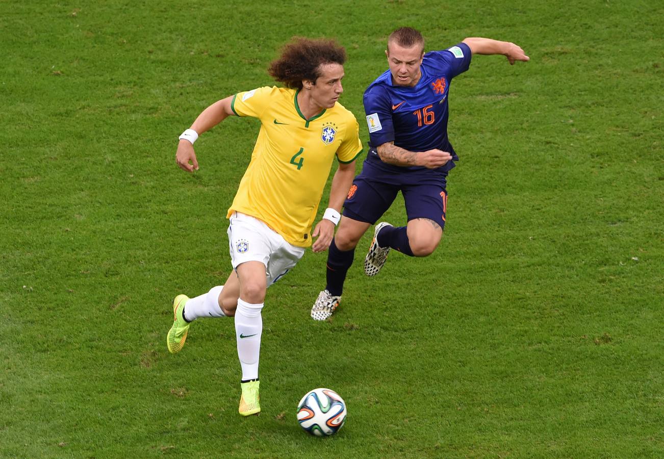 David Luiz dirige el balón.