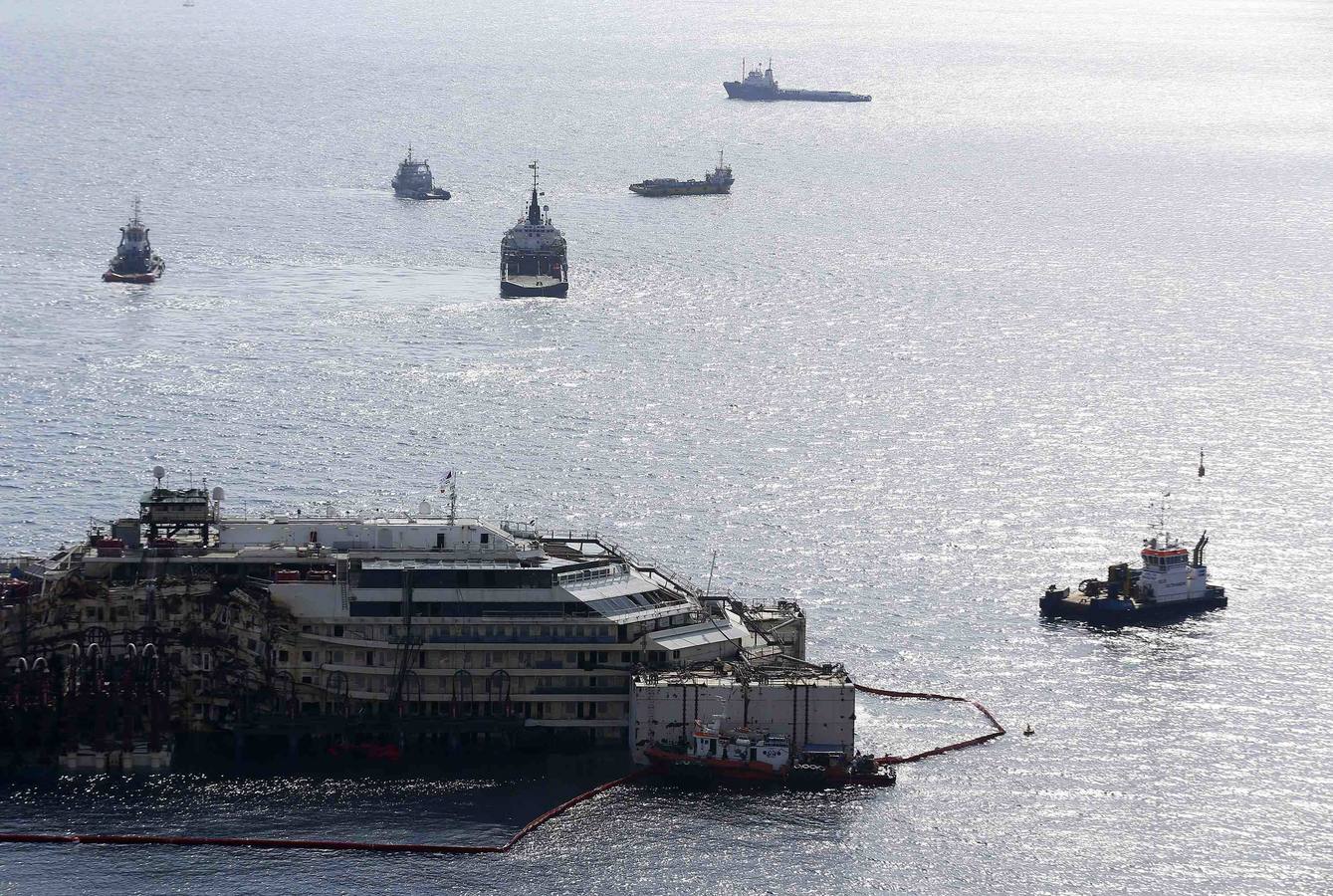 Comienza el reflotamiento del 'Costa Concordia'. Ha comenzado la operación destinada a desencallar, enderezar, reflotar y desguazar el crucero siniestrado.