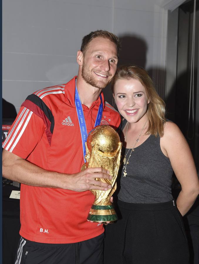 Hoewedes y Lisa. Benedickt Hoewedes y a su novia Lisa Wesseler posan con la Copa del Mundo