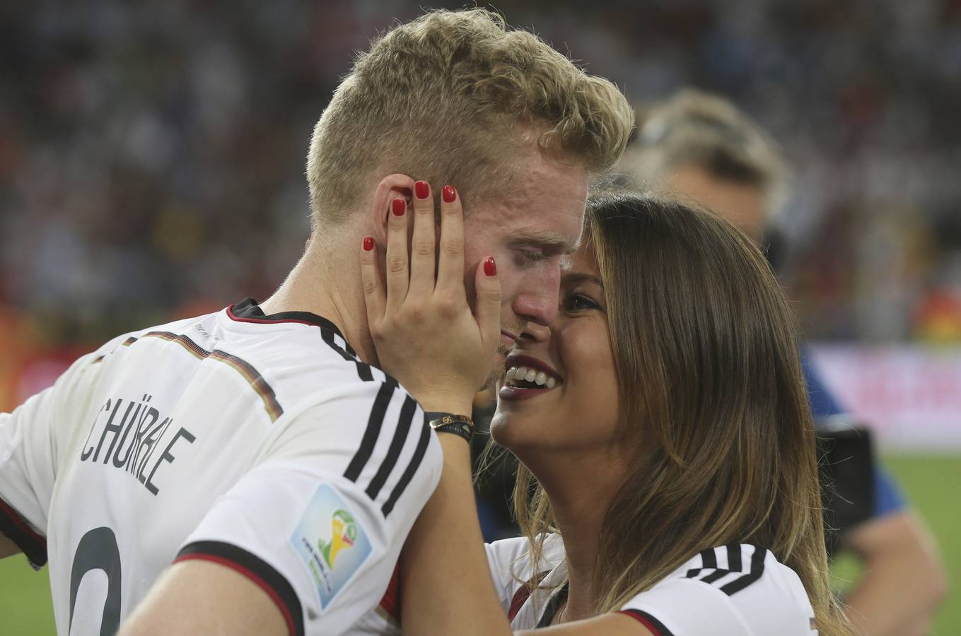 El beso a Schurrle. Schurrle logró el Mundial y el beso más cariñoso de su chica.