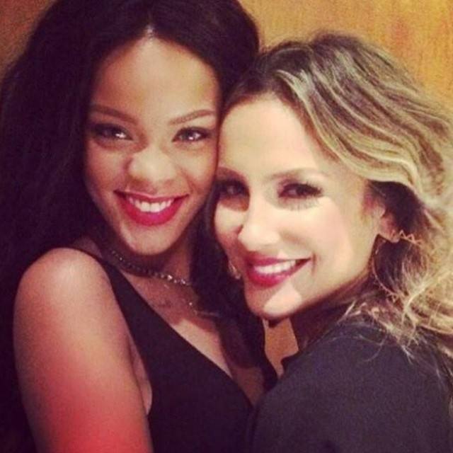 Rihanna junto a la cantante brasileña Cláudia Leitte.