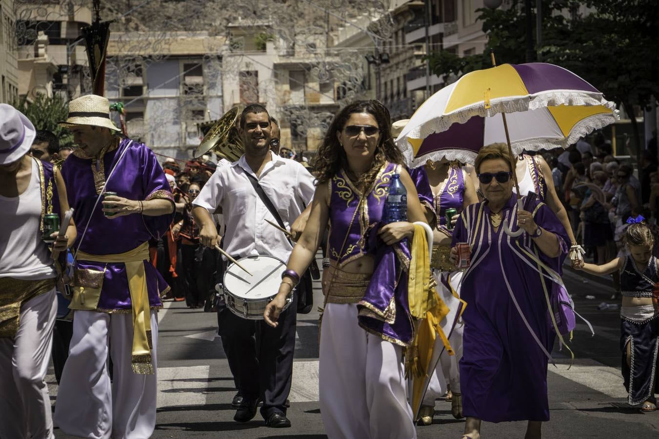 Desfile cívico presidido por la Gloriosa Enseña del Oriol