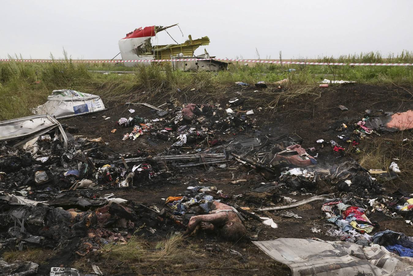 Restos del fuselaje del Boeing 777 siniestrado y cuerpos de las víctimas.