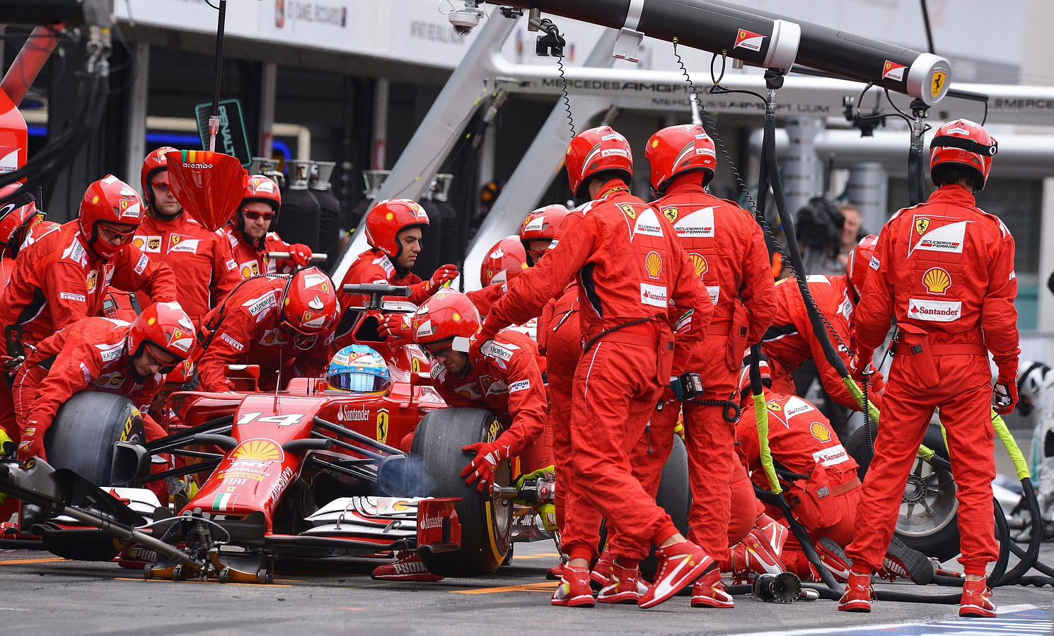 Fernando Alonso realizada una parada en el pit lane