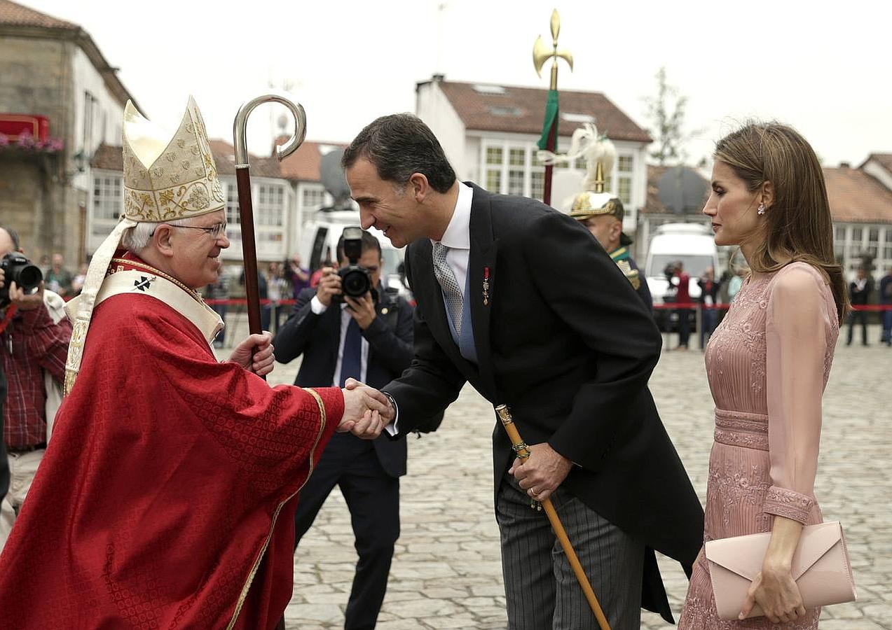 Los Reyes, en Santiago. Los reyes Felipe y Letizia, recibidos por el arzobispo, Julián Barrio.