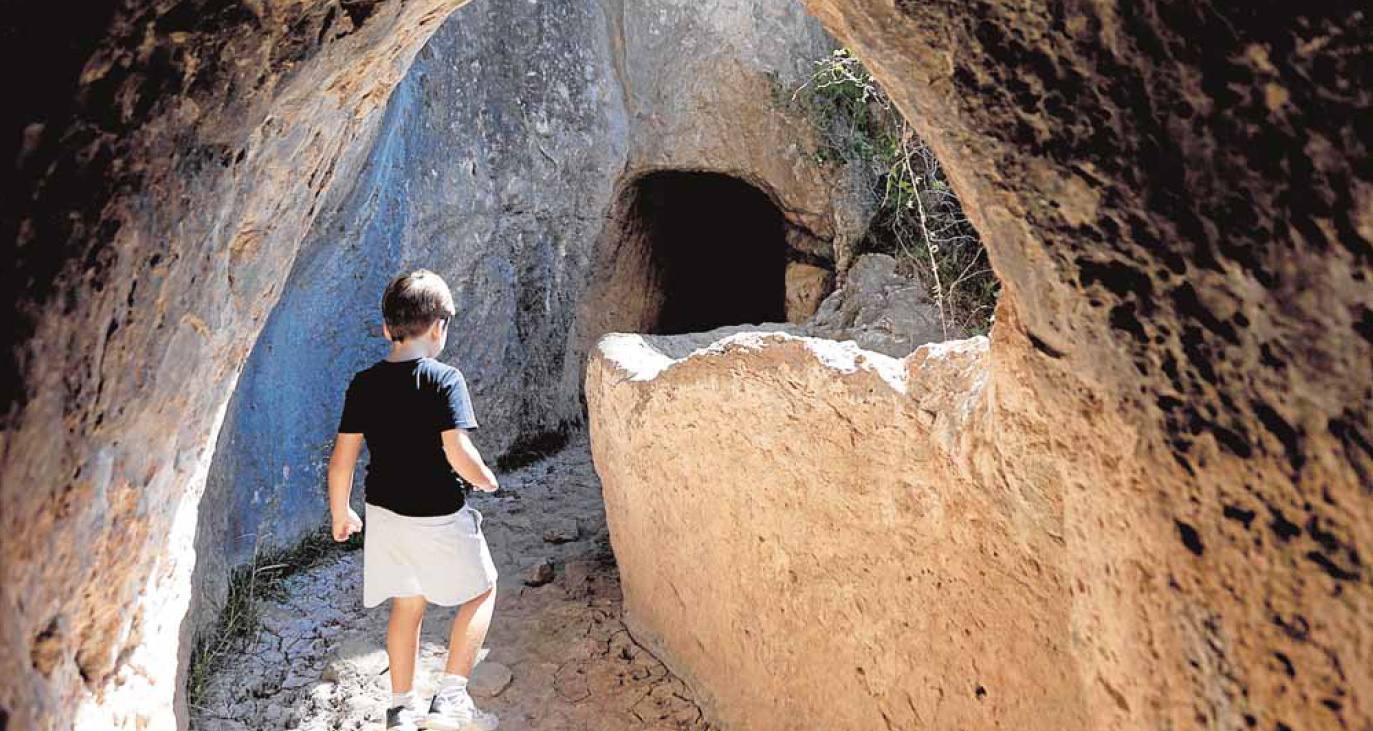 Pasillo y galerías de canalización de la ruta Chelva-Calles, La serranía.. 