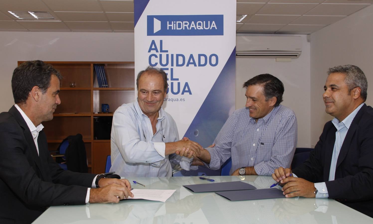 Firma del convenio entre Cáritas e Hidraqua