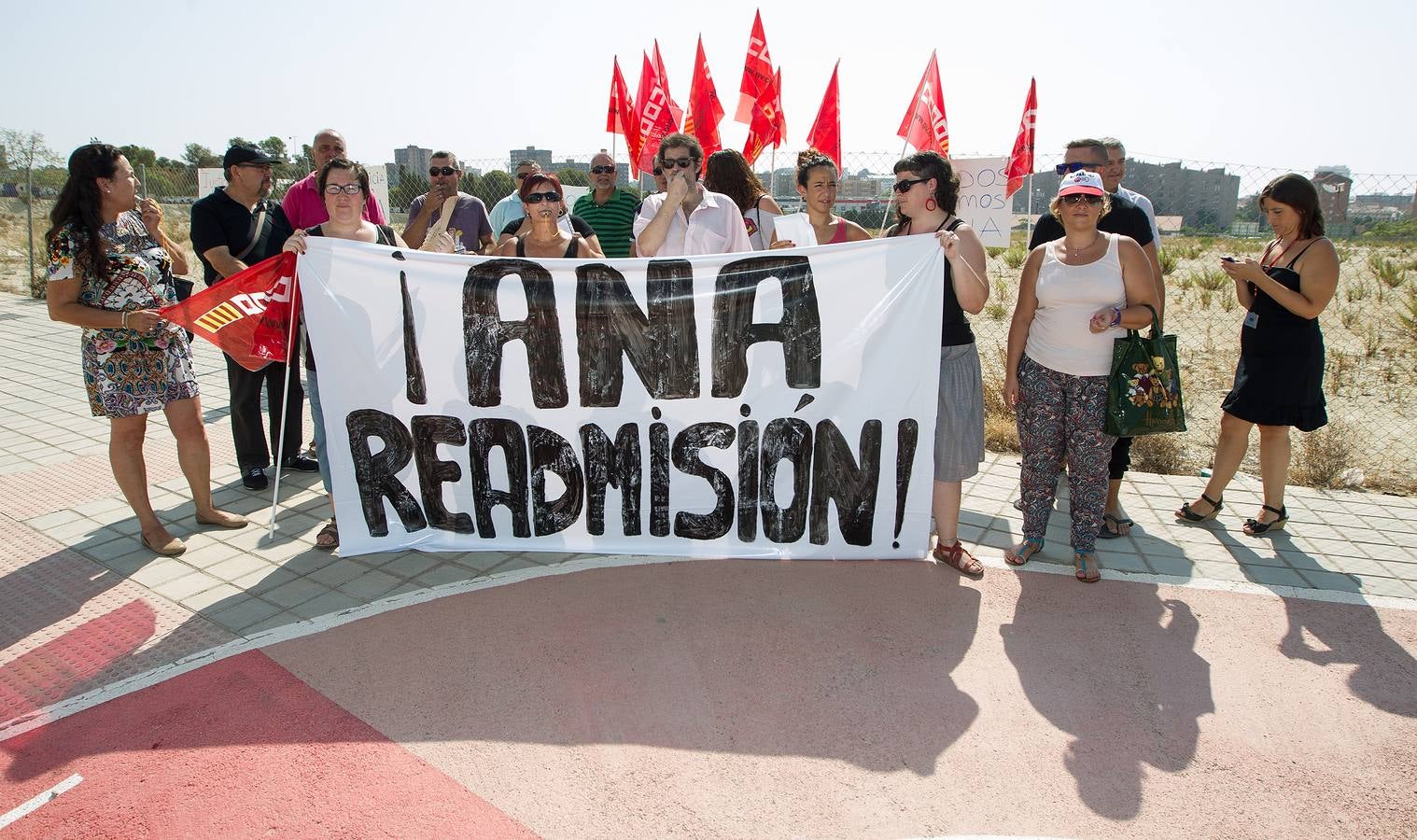 Trabajadores de Cruz Roja Alicante protestan por el despido de una compañera