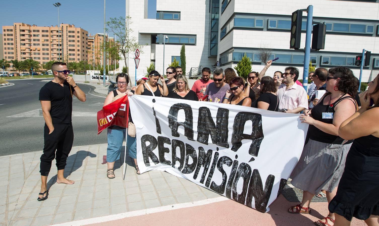 Trabajadores de Cruz Roja Alicante protestan por el despido de una compañera