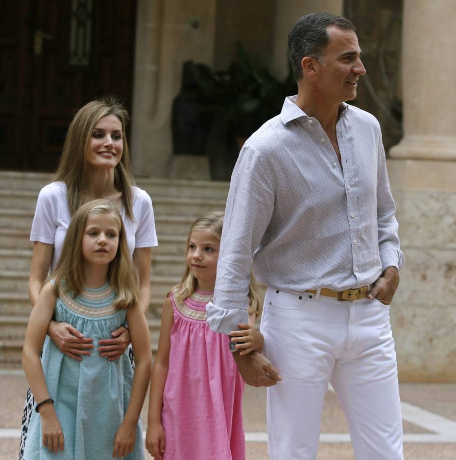 Felipe y Letizia posan por primera vez como Reyes en Marivent