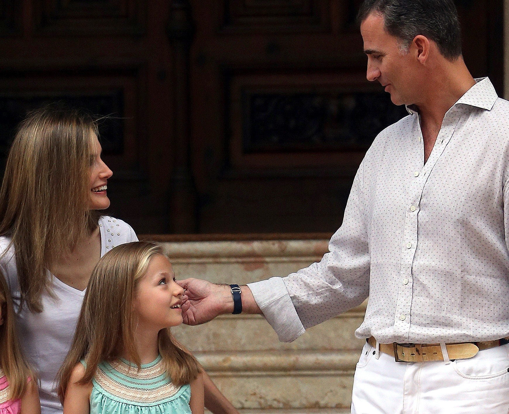 Los reyes posan junto a sus hijas en Marivent