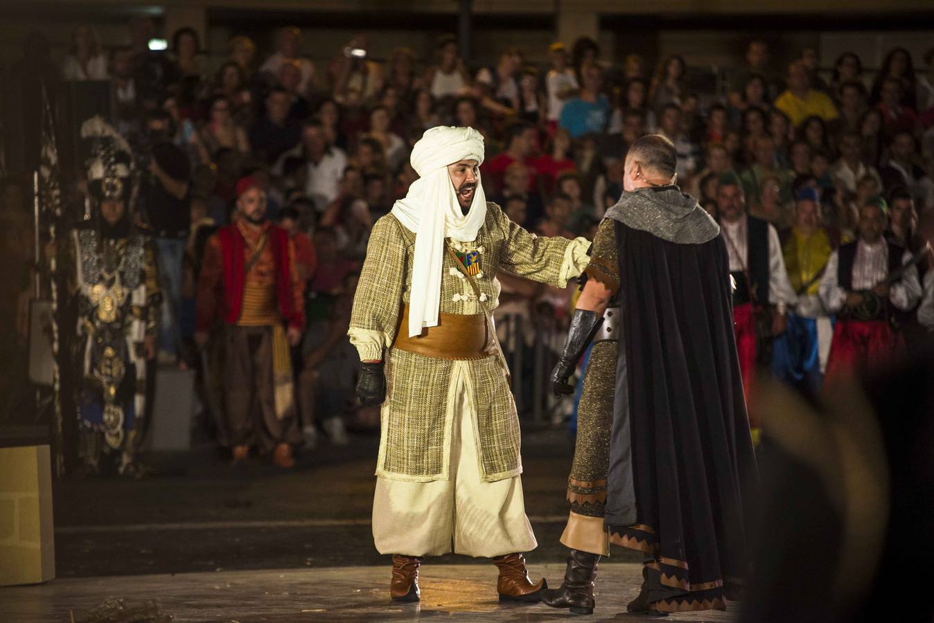 Pequeños y mayores disfrutan de los Moros y Cristianos de Elche