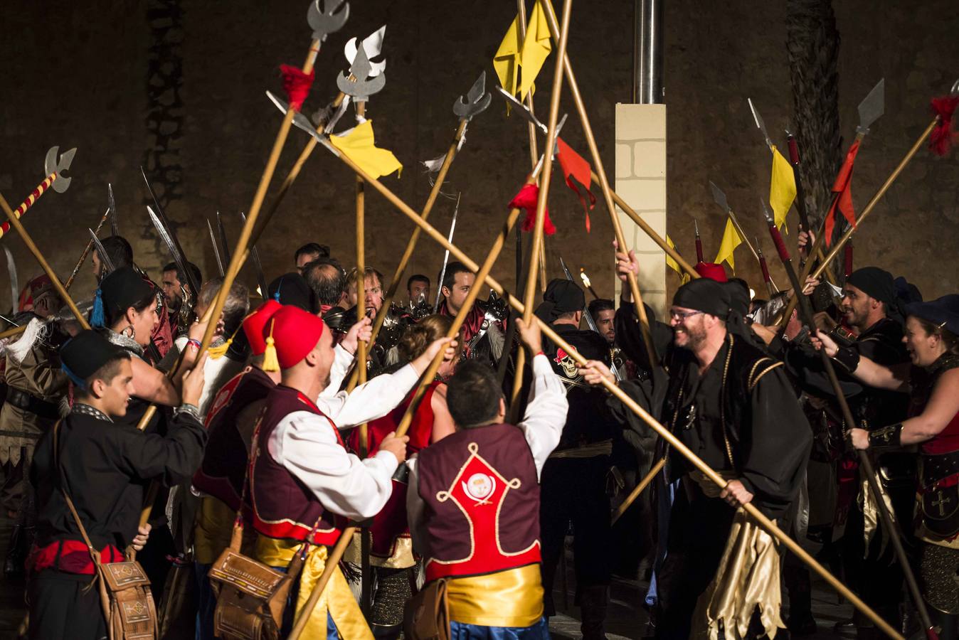 Pequeños y mayores disfrutan de los Moros y Cristianos de Elche