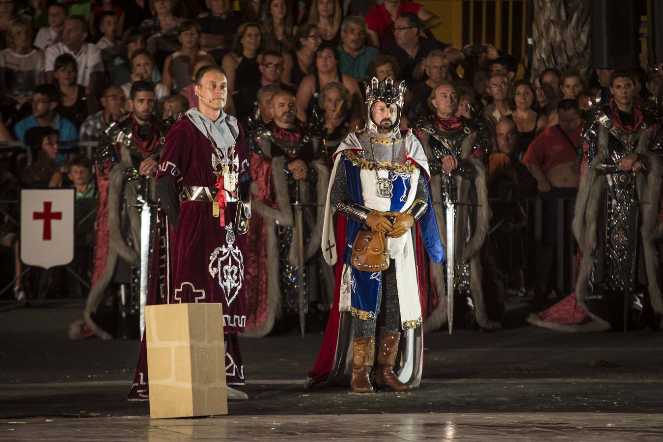 Pequeños y mayores disfrutan de los Moros y Cristianos de Elche