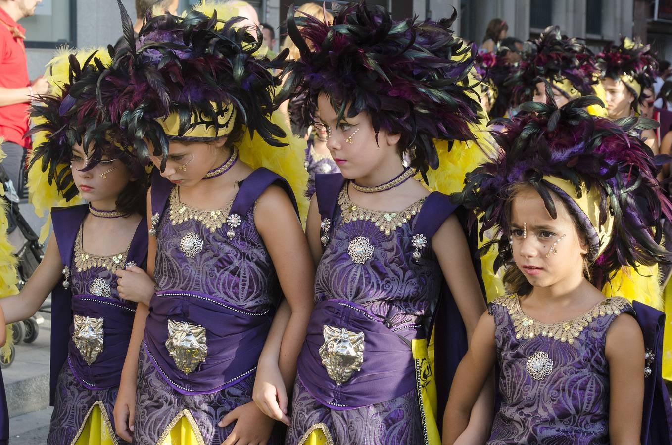 Pequeños y mayores disfrutan de los Moros y Cristianos de Elche