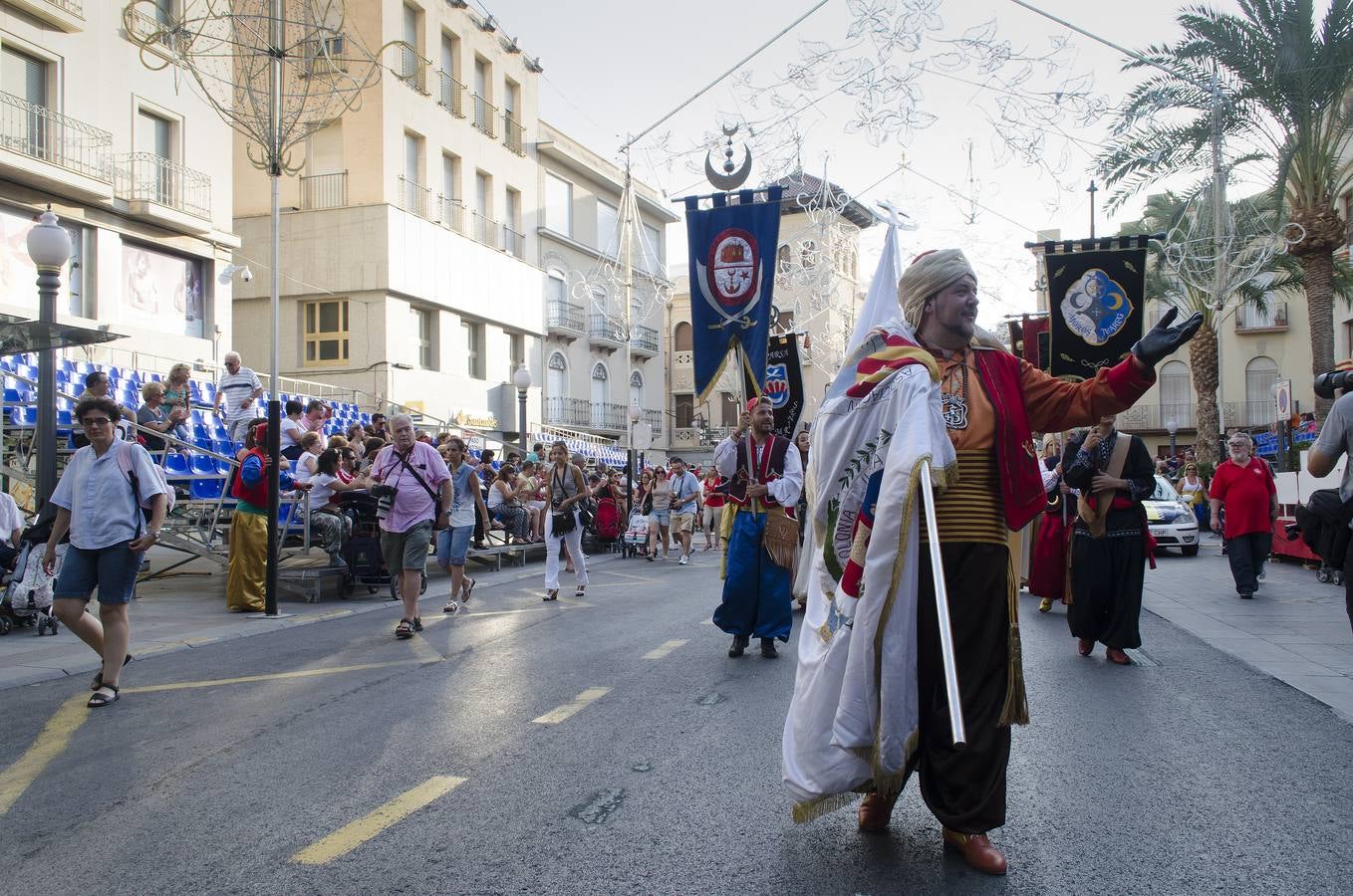 Pequeños y mayores disfrutan de los Moros y Cristianos de Elche