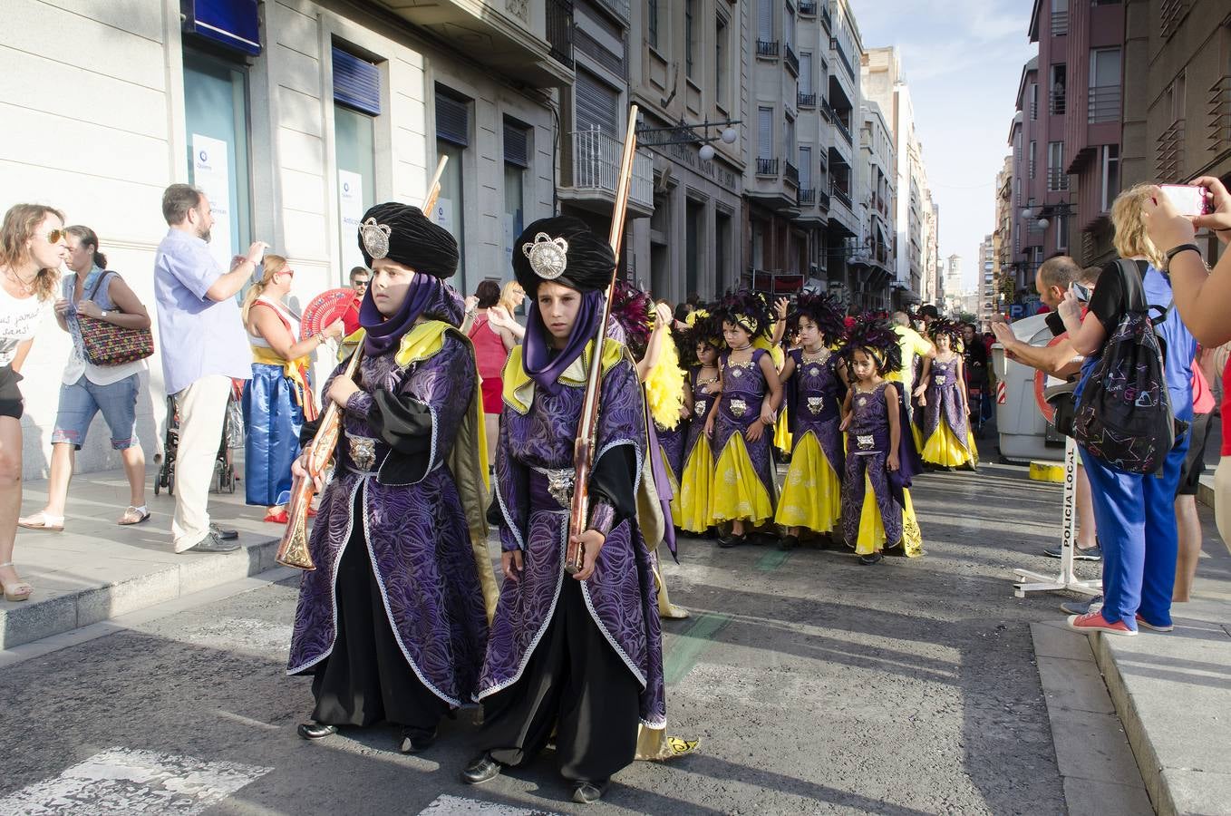 Pequeños y mayores disfrutan de los Moros y Cristianos de Elche