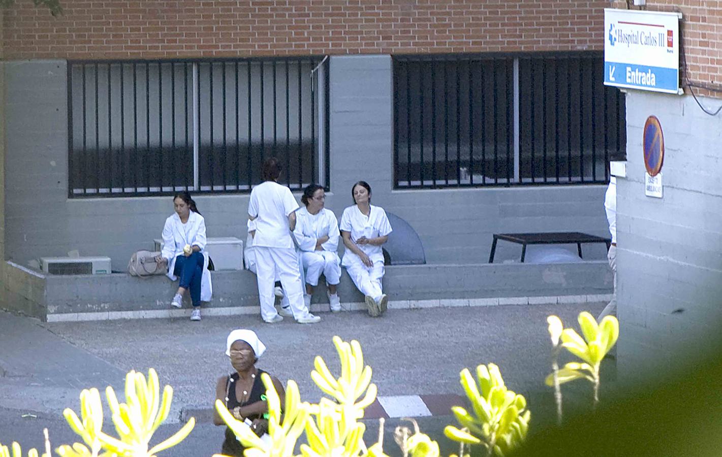 Expectación a las puertas del hospital tras la muerte de Pajares