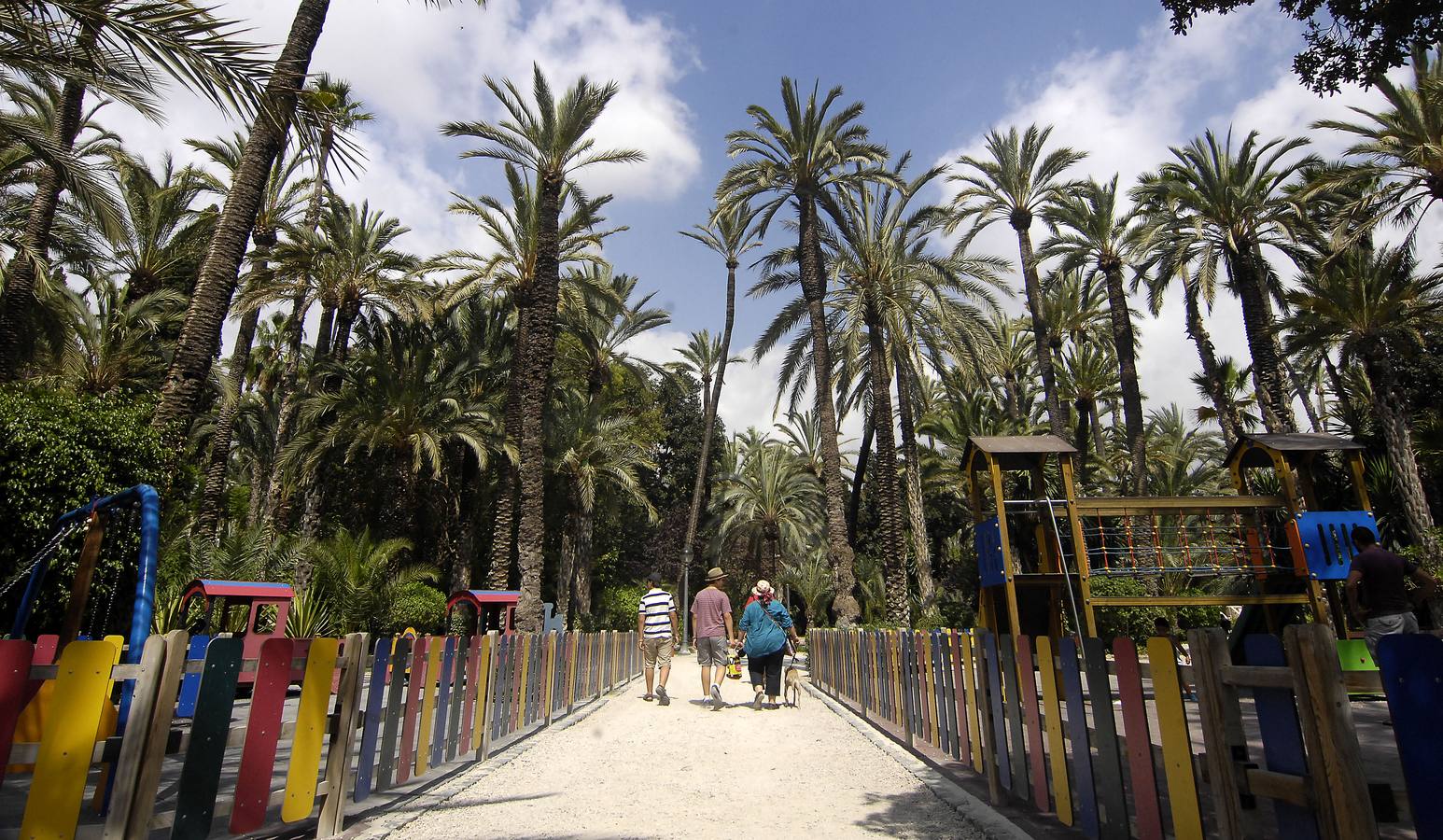 Los turístas visitan el Parque Municipal de Elche