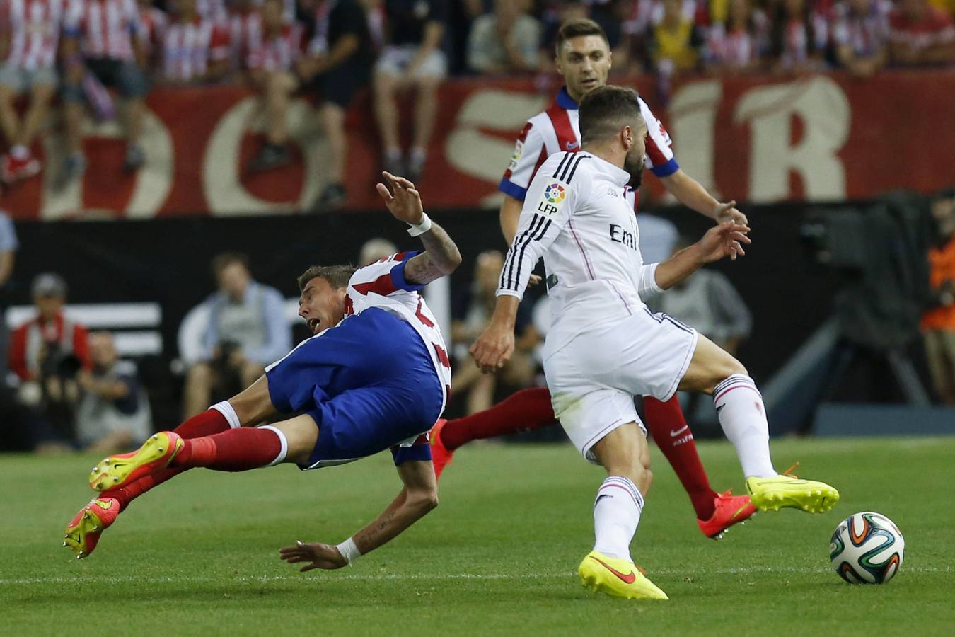 Mandzukic cae ante Carvajal.